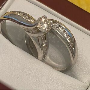 Elegant 14 karat white gold and diamonds engagement  Ring never used brand new